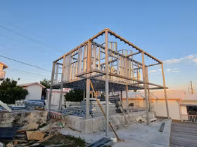 Bauhu modular home assembly in Elbow Cay, Bahamas